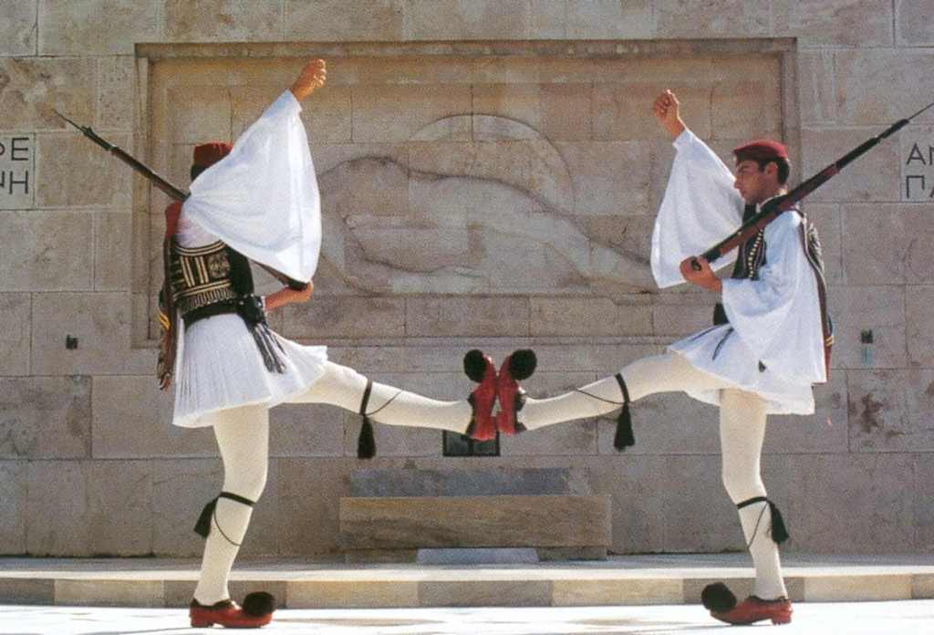 Πασίγνωστη παρουσιάστρια δεν γνώριζε τι είναι ο Εύζωνας!
