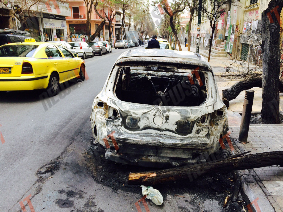 Καμένη γη τα Εξάρχεια: Τι ξημέρωσε μετά το… “πάρτι” με τις μολότοφ (ΦΩΤΟ)