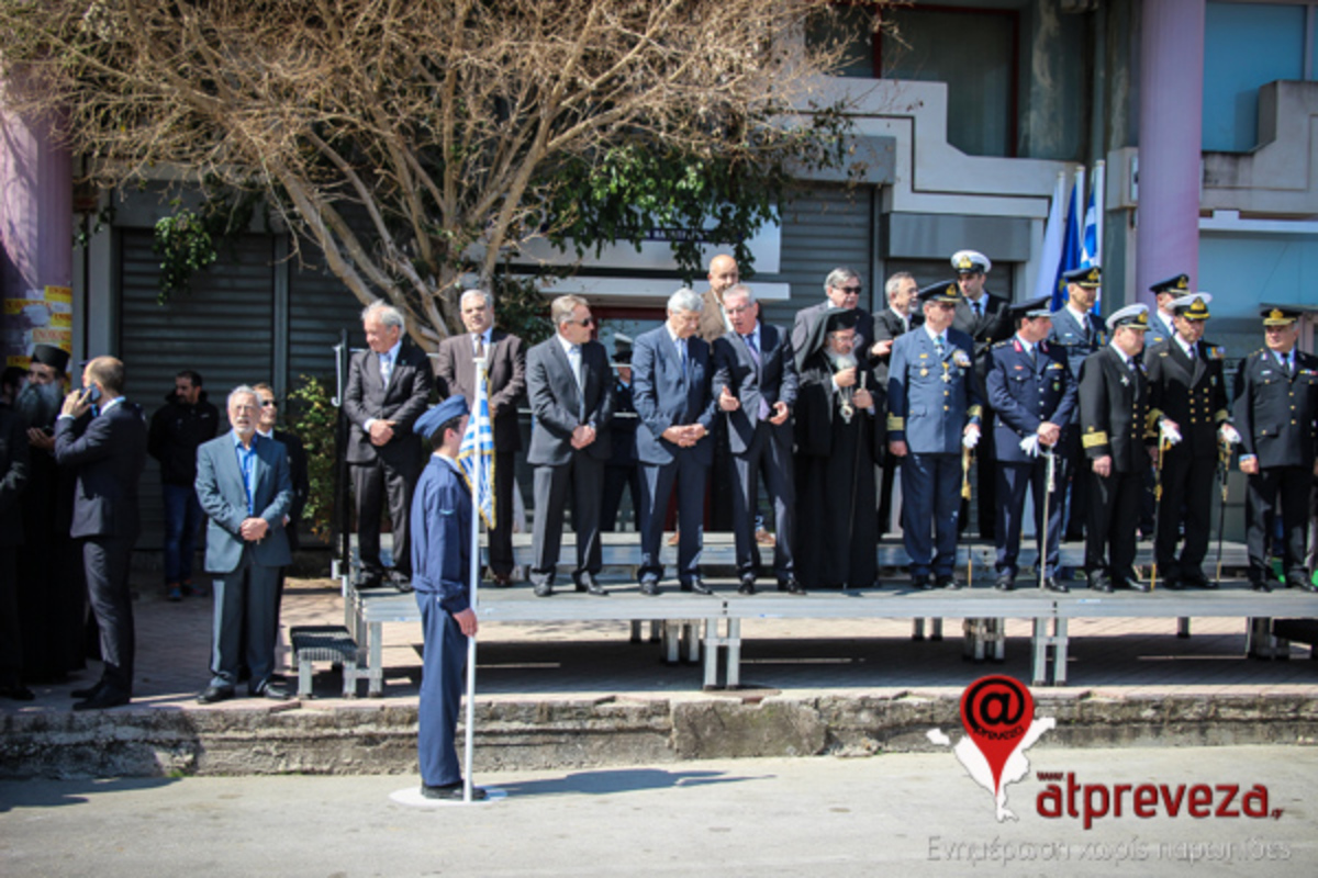 Παρέλαση – Πρέβεζα: Κατέβηκαν από την εξέδρα των επισήμων λόγω του Χρυσαυγίτη περιφερειακού συμβούλου [pics, vid]