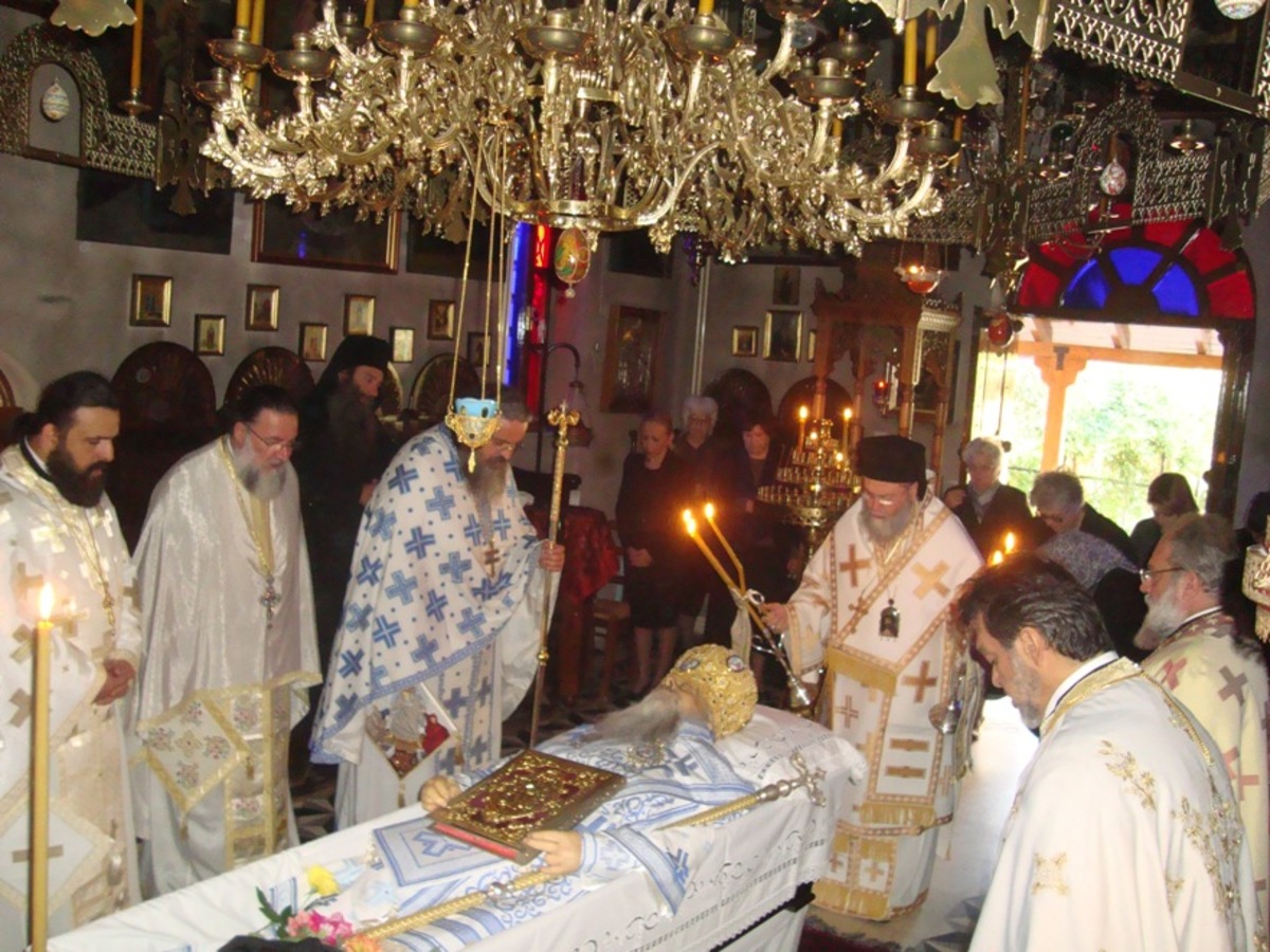 Ο τελευταίος αποχαιρετισμός στον Επίσκοπο Σπυρίδωνα (φωτο)