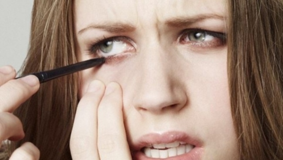 Προσοχή στο eyeliner: Πώς μπορεί να προκαλέσει σοβαρό πρόβλημα στα μάτια σας