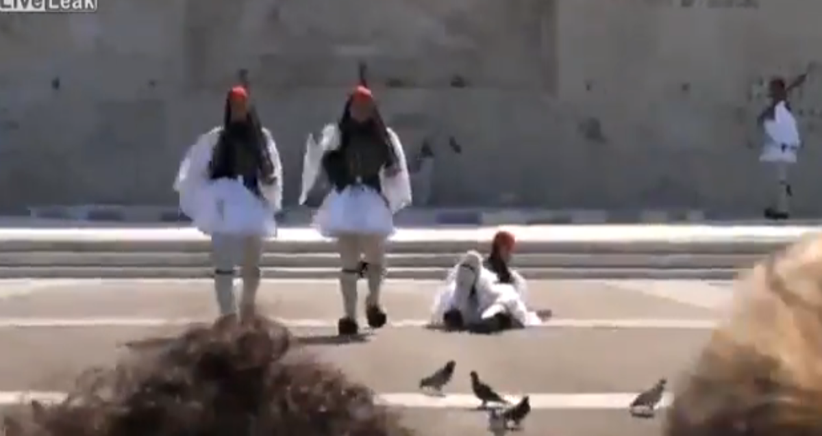 Η πτώση του τσολιά – ΒΙΝΤΕΟ με μια άτυχη στιγμή