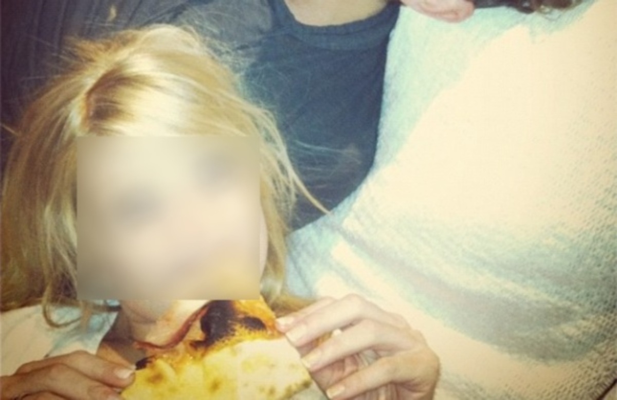 Δείτε την Φαίη Σκορδά άβαφη στο κρεβάτι της να τρώει πίτσα!