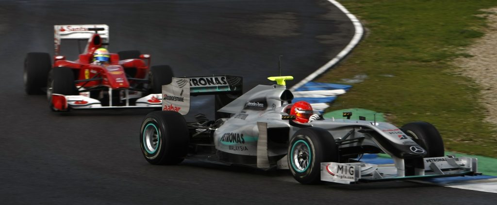 Ο Μίκαελ Σουμάχερ στο μονοθέσιο της Mercedes GP και ο Φελίπε Μάσα σε αυτό της Ferrari. ΦΩΤΟ REUTERS.
