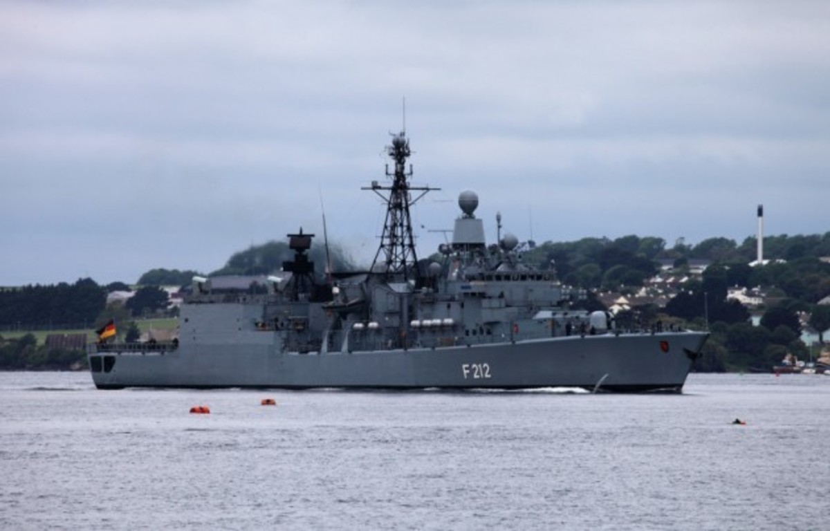 Η νέα ναυαρχίδα της αποστολής του ΝΑΤΟ στο λιμάνι του Πειραιά – ΒΙΝΤΕΟ