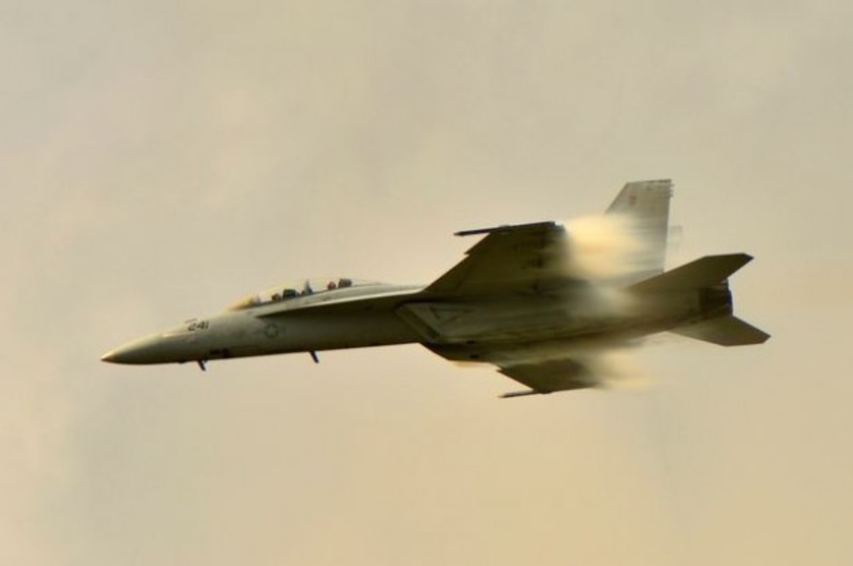 ΦΩΤΟ που κόβει την ανάσα – Υπερηχητικό F-18 σπάει το φράγμα του ήχου!