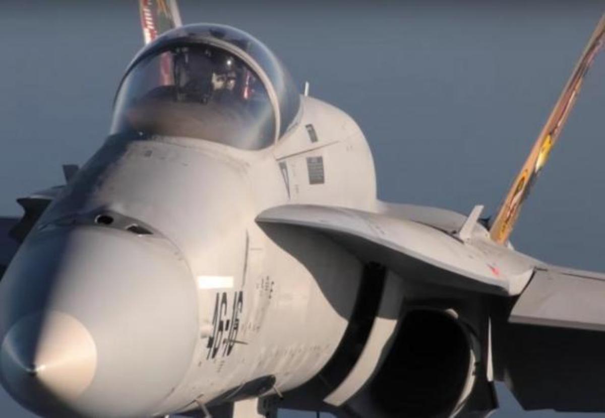 Μαχητικό αεροσκάφος F-18 σκίζει τους αιθέρες πάνω από τα Κανάρια νησιά! [vid]