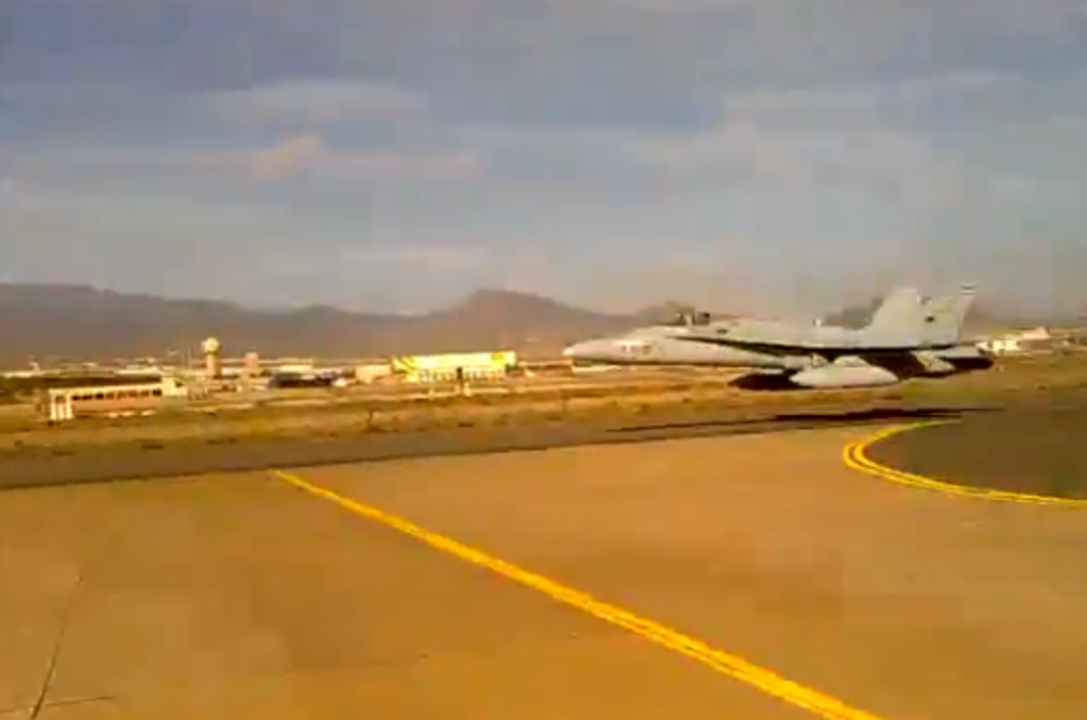 F 18 “οργώνει” τον διάδορομο – Πιο χαμηλά δεν γίνεται – ΒΙΝΤΕΟ