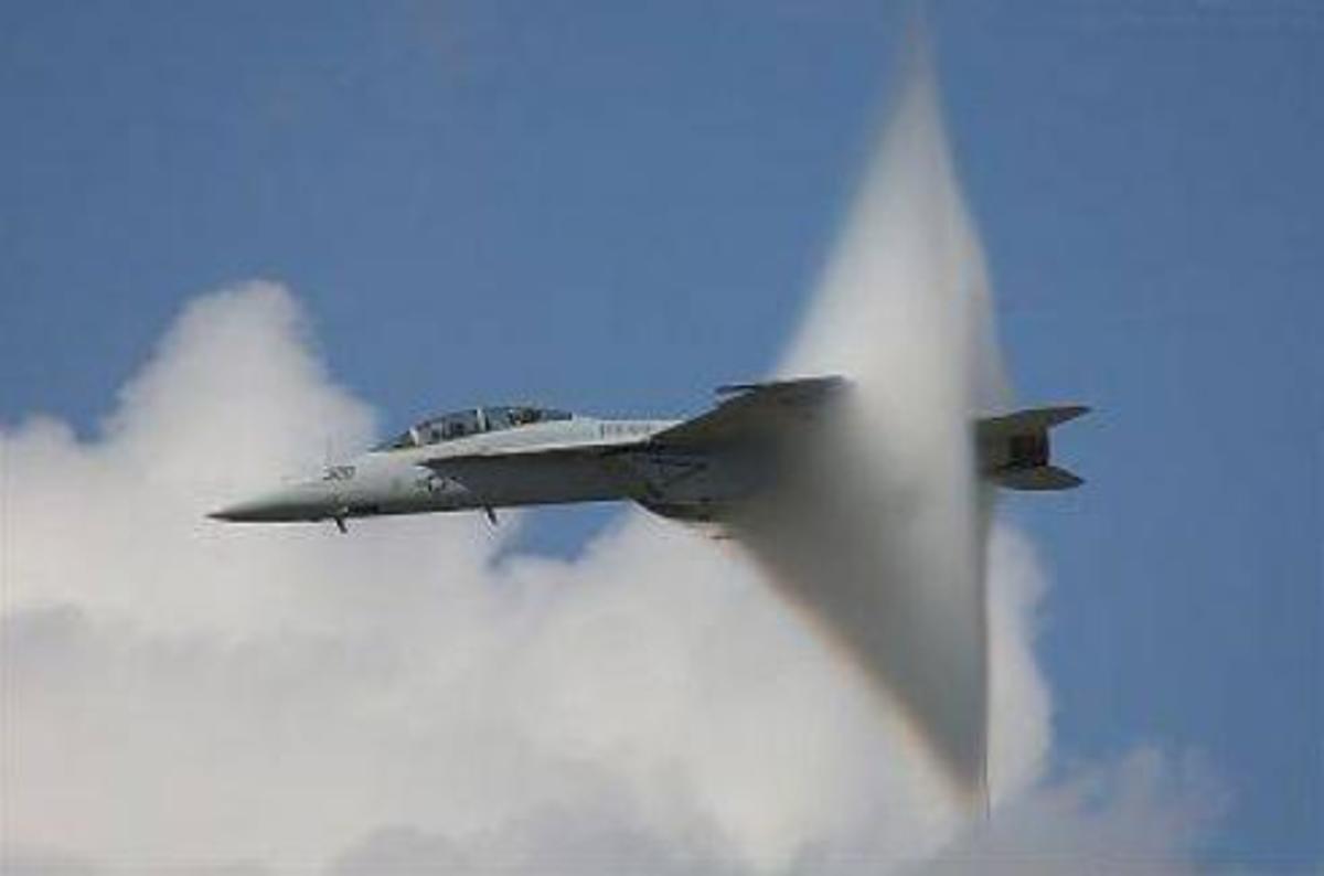 ΒΙΝΤΕΟ: FA18 σπάει το φράγμα του ήχου!