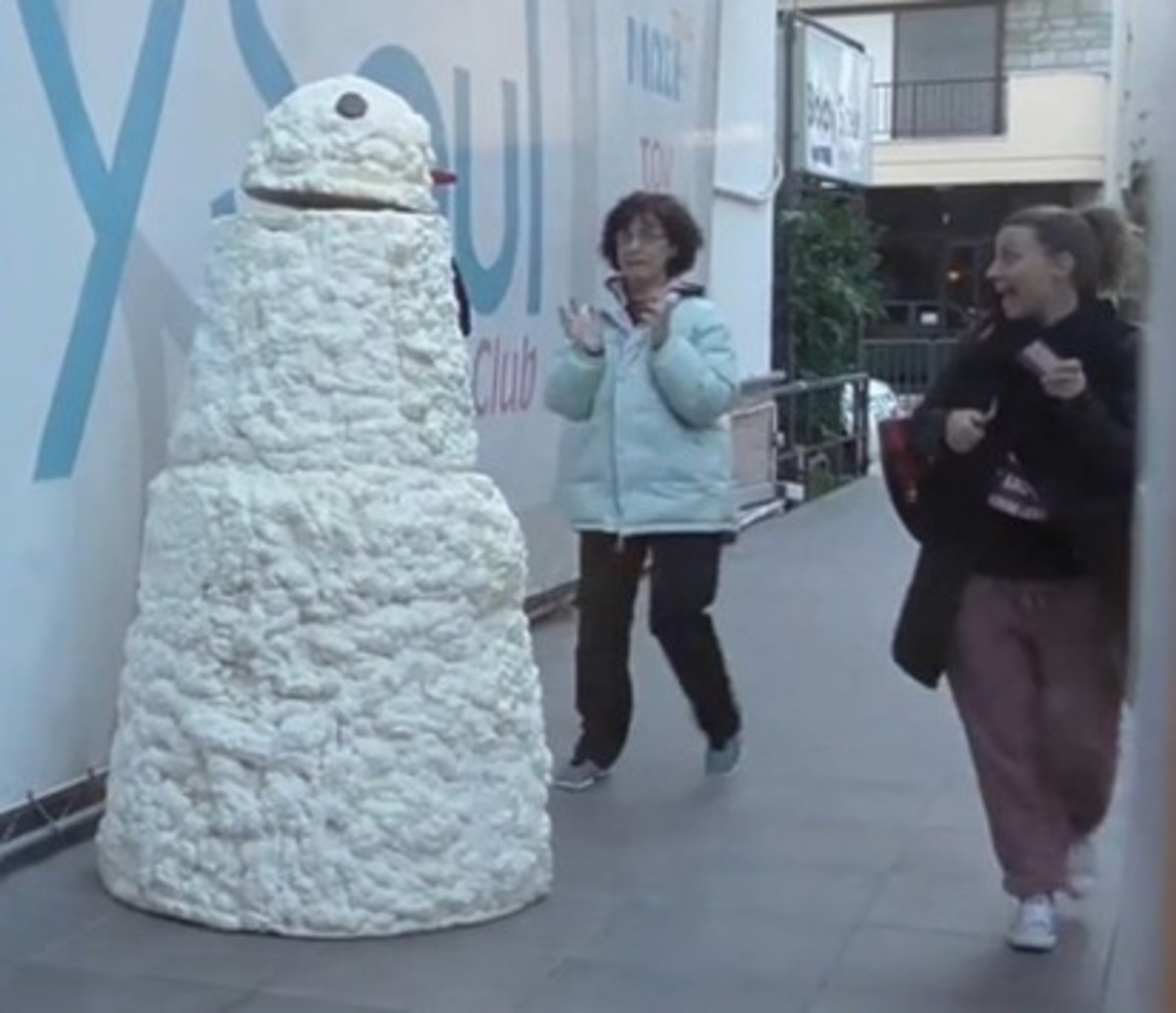 Ξεκαρδιστική φάρσα με χιονάνθρωπο