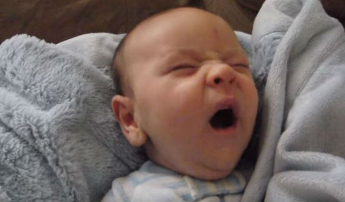 Δείτε κάθε έκφραση στο πρόσωπο του μωρού όταν ξυπνάει! (ΒΙΝΤΕΟ)