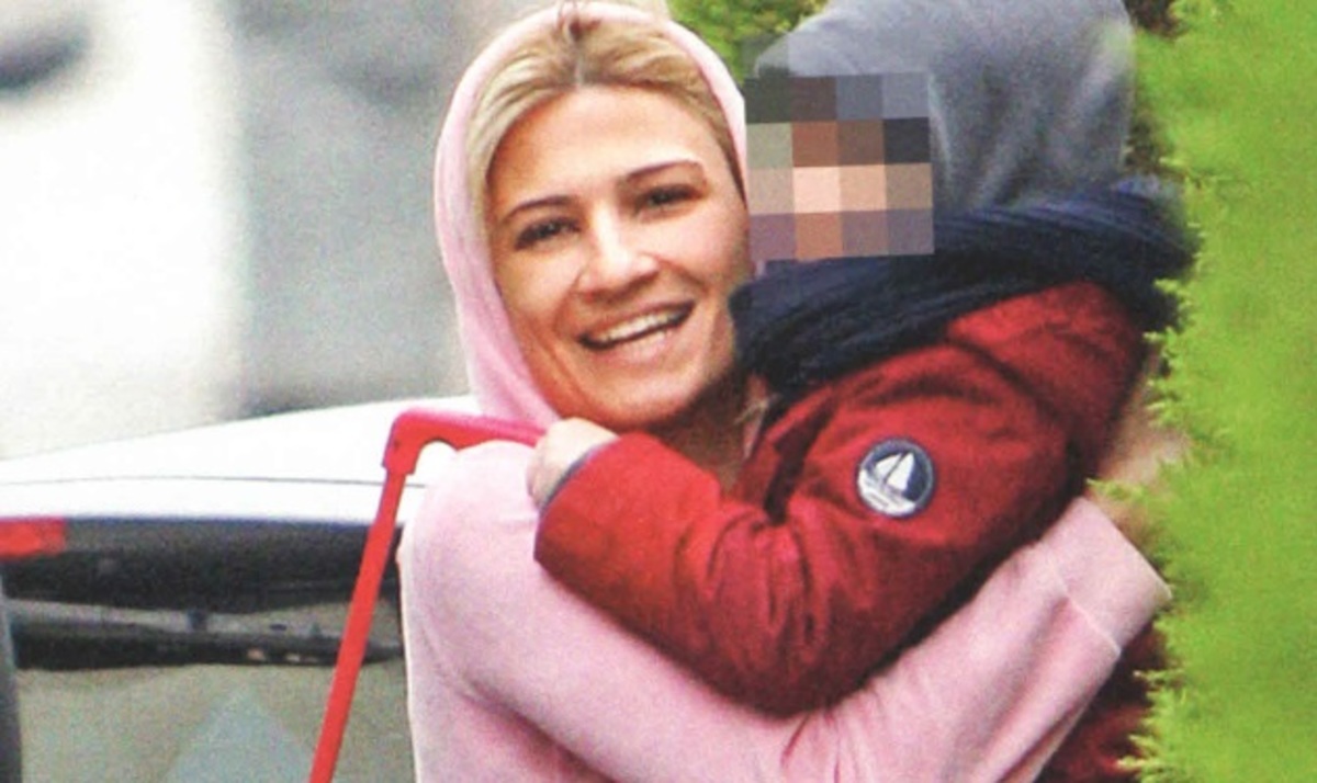 Φαίη Σκορδά: Δείτε την αγκαλιά με τον γιο της!