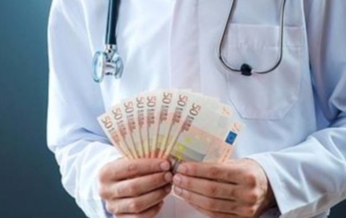 Έπιασαν τον χειρουργό με το φακελάκι στο χέρι!