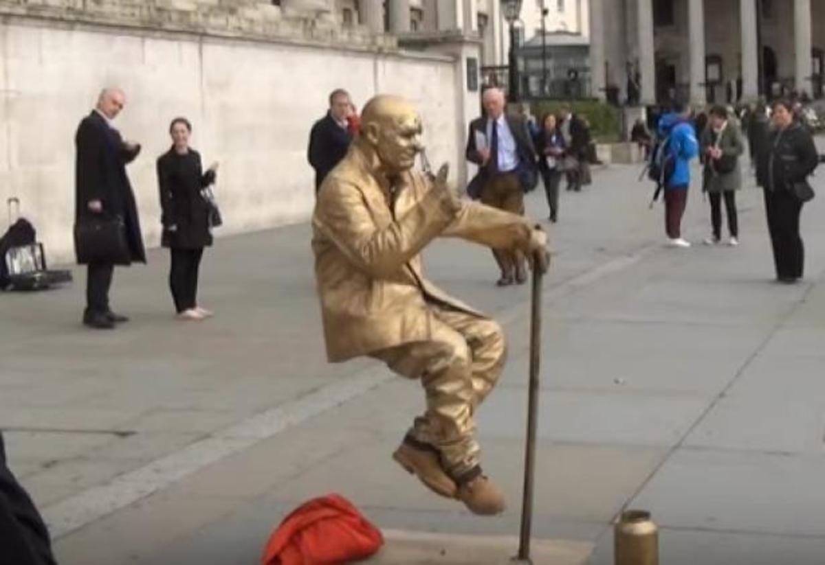 Θα κολλήσετε! Αυτό είναι το τρικ για να… αιωρούνται οι “φακίρηδες” του δρόμου – ΒΙΝΤΕΟ