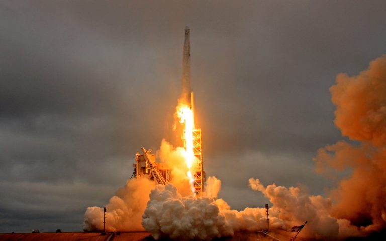 Εντυπωσιακή η εκτόξευση του ιδιωτικού πυραύλου Falcon 9 [pics, vid]