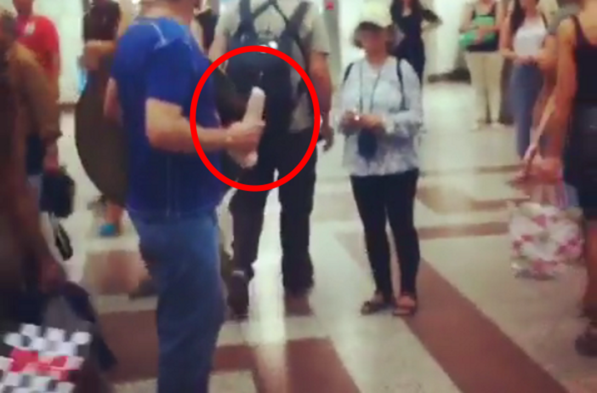 Πασίγνωστος Έλληνας ηθοποιός εμφανίστηκε με έναν φαλλό στο χέρι στο μετρό στο Σύνταγμα! Απίστευτο θέαμα μέρα μεσημέρι!