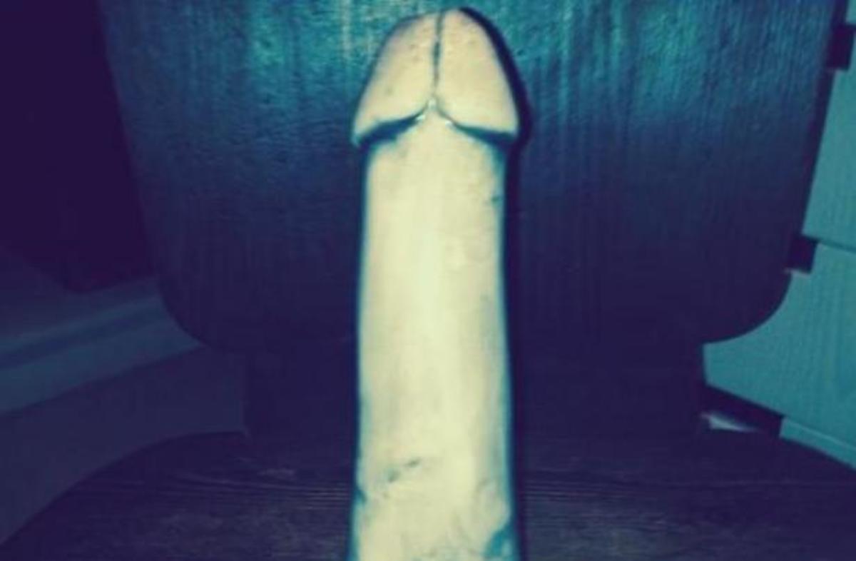 Πασίγνωστη τραγουδίστρια μας ευχήθηκε «καλή χρονιά» με έναν φαλλό!