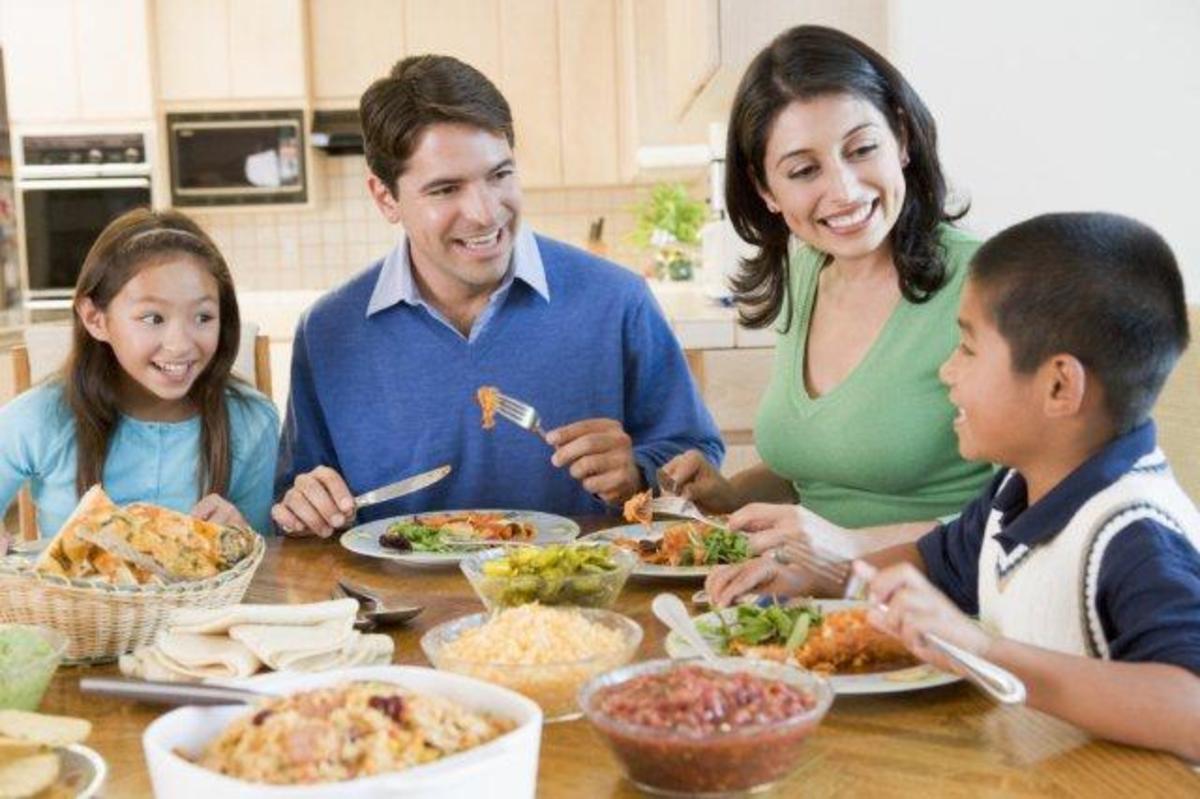 Ευτυχία για τα παιδιά είναι να ζουν και να τρώνε με ευτυχισμένους γονείς