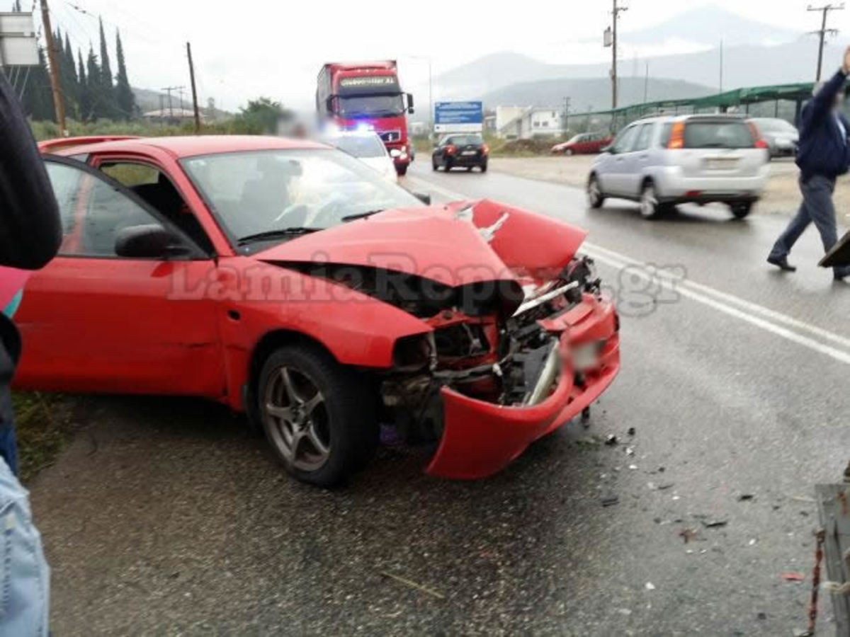 Αναίμακτη καραμπόλα στη Λαμία (ΦΩΤΟ)