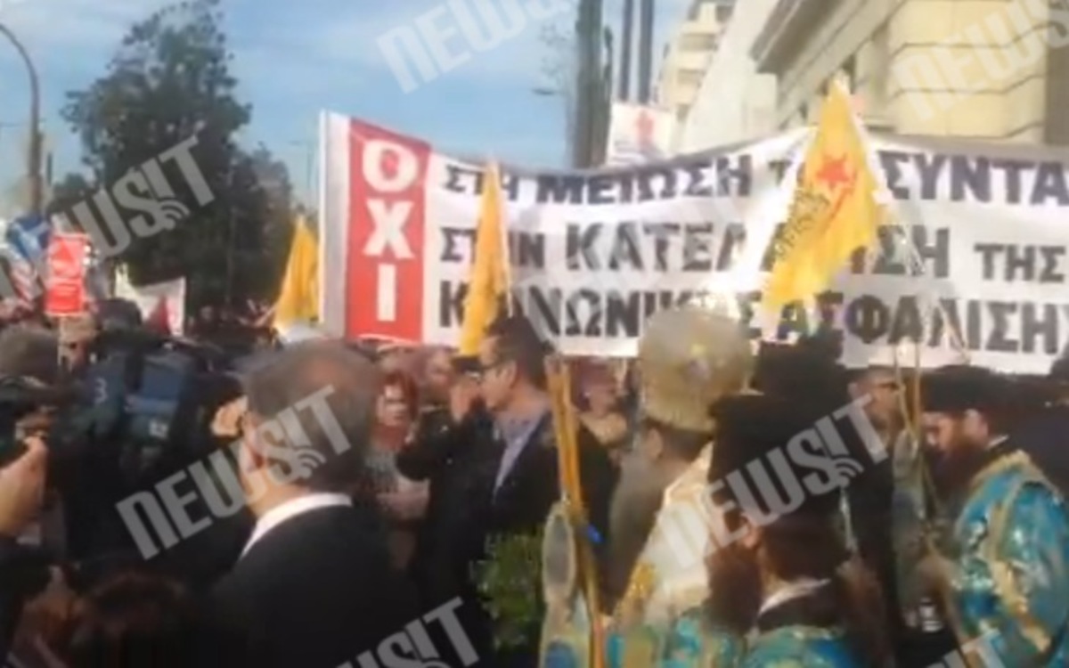 Πειραιάς: Θεοφάνεια με συνθήματα