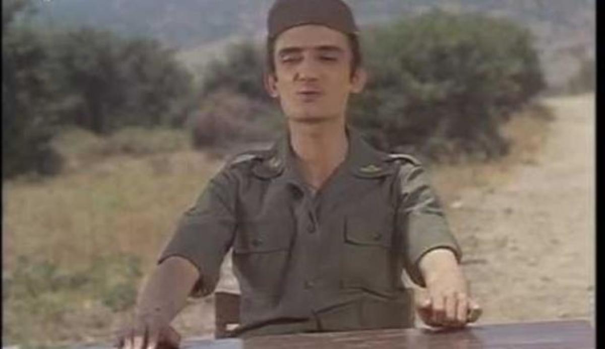 Ο Στάθης Ψάλτης και οι Φανταρίνες: Η απίστευτη σκηνή που εκπαιδεύει… για τα τουφέκια! [vid]