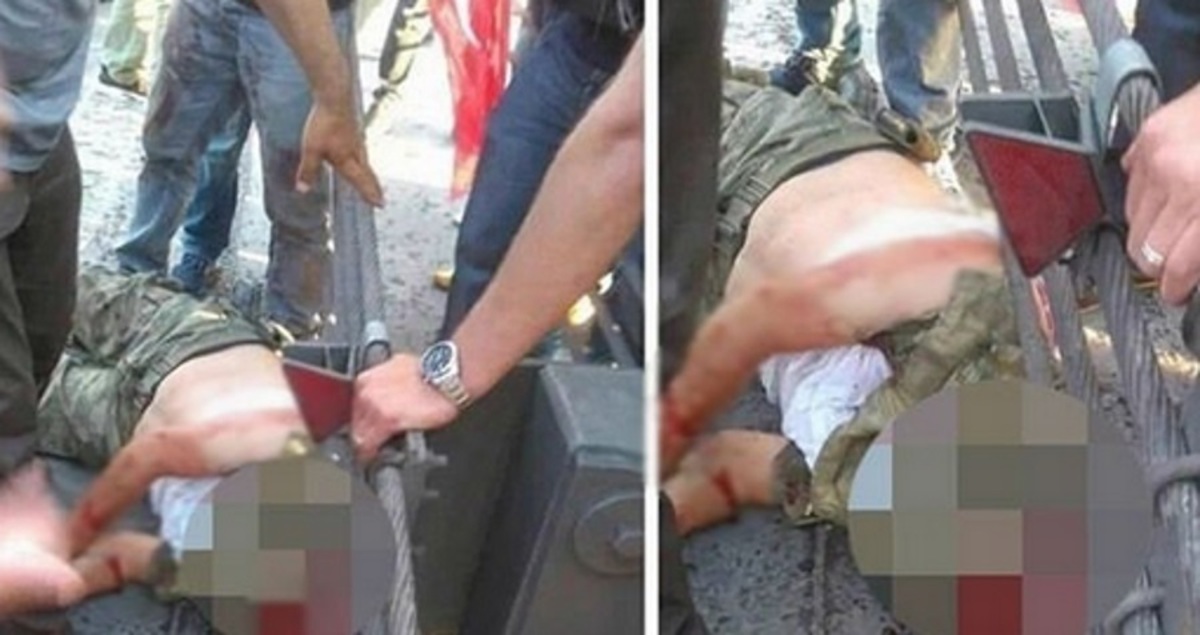 Άγριες σκηνές στην Τουρκία – Το πλήθος έκοψε το λαιμό στρατιώτη που παραδόθηκε – ΣΚΛΗΡΕΣ ΦΩΤΟ