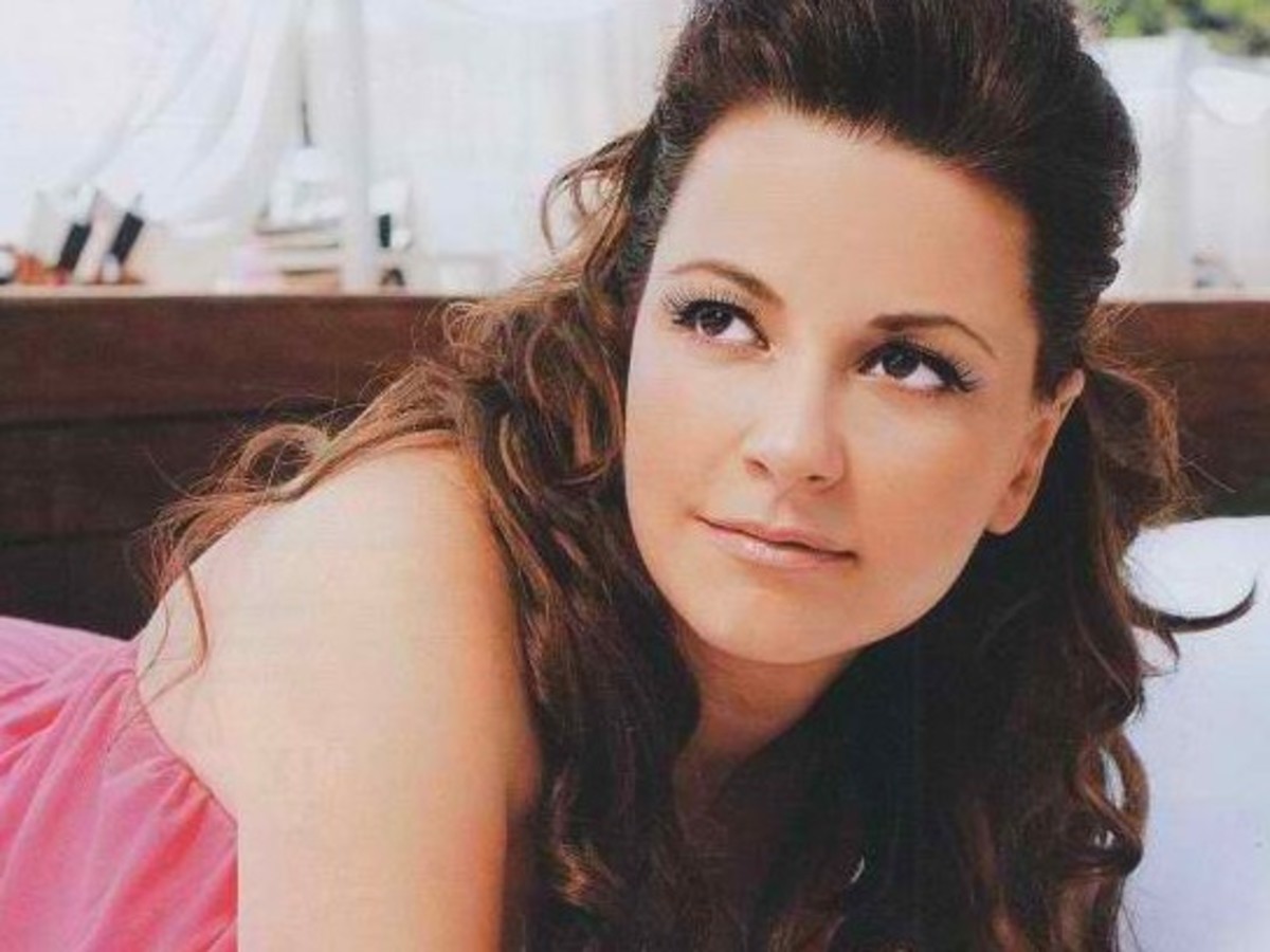 Με διαφορετικό look η Σοφία Φαραζή σε μία από τις σπάνιες βραδινές εξόδους της