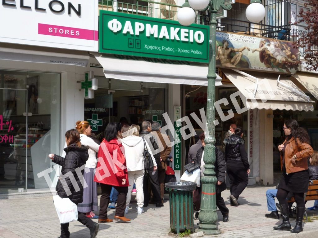 Ατελείωτες ουρές σε φαρμακεία
