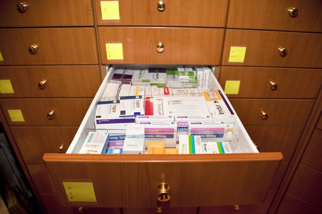 Άγριο κούρεμα φαρμάκων κατά 1,2 δισ.