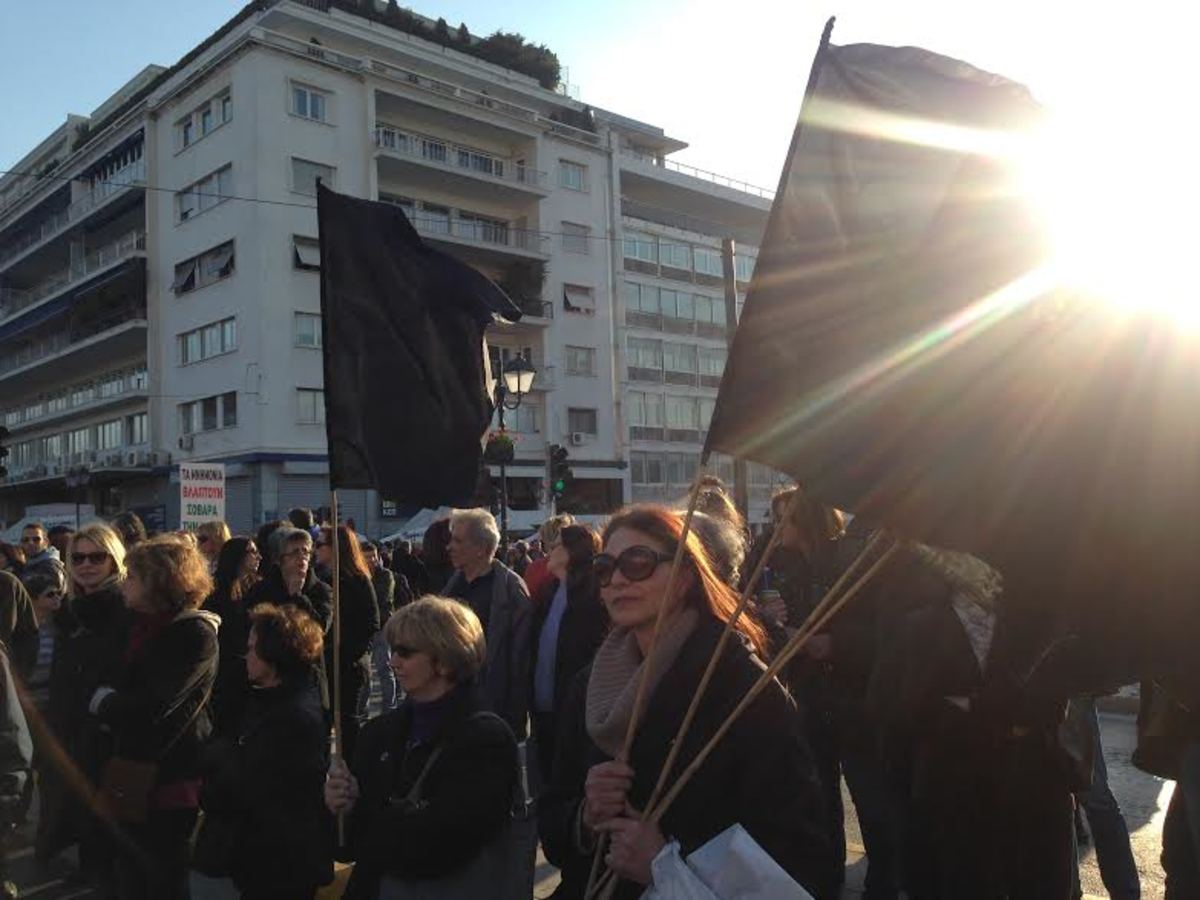 Με μαύρες σημαίες οι φαρμακοποιοί έξω από τη Βουλή