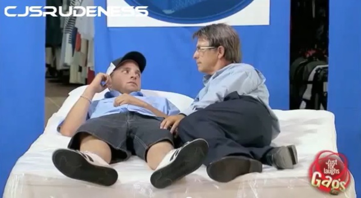 Τι συμβαίνει όταν πωλητής στρωμάτων δοκιμάζει… μαζί με τον πελάτη τα στρώματα;