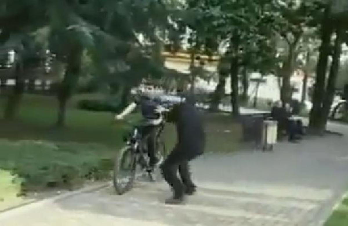 Είναι ΠΟΛΥ τρελός! Γλυτώνει το ξύλο παρά τρίχα αυτός ο φαρσέρ! ΔΕΙΤΕ το βίντεο!