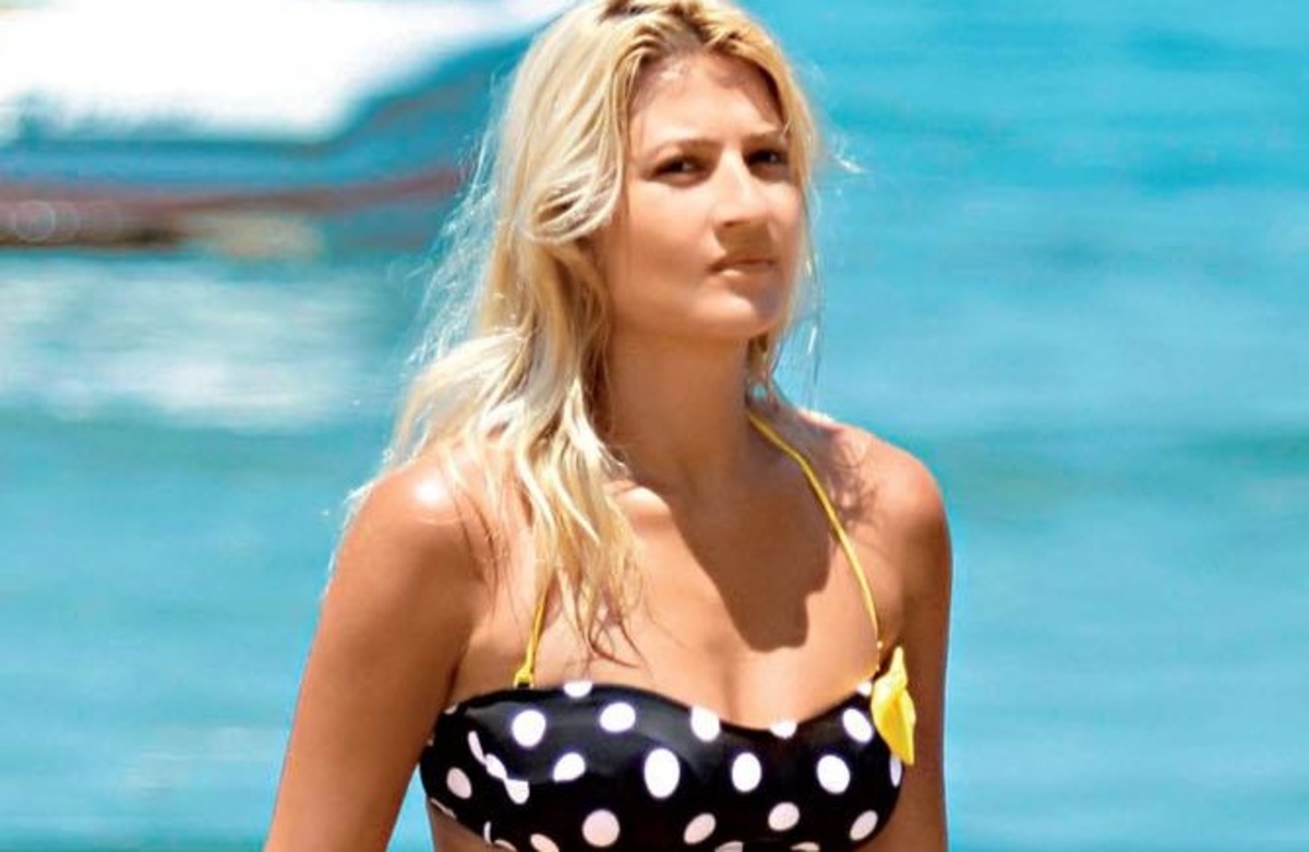 Η Φαίη Σκορδά απολαμβάνει το mojito της στην Τήνο…