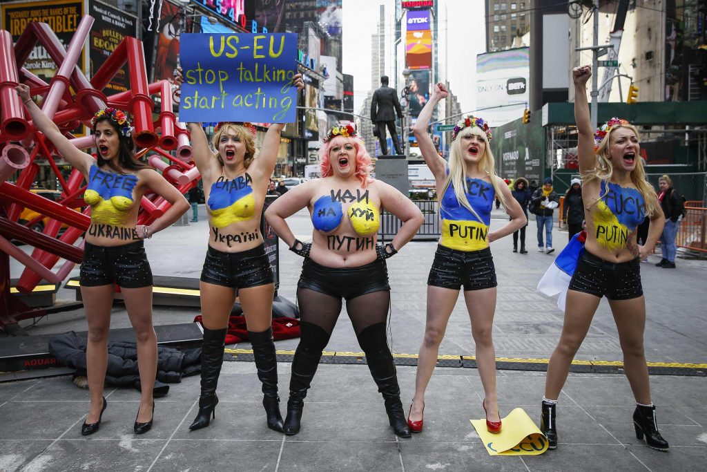 Οι Femen έδειξαν ξανά τα στήθη τους για… χάρη του Πούτιν (ΦΩΤΟ και VIDEO)