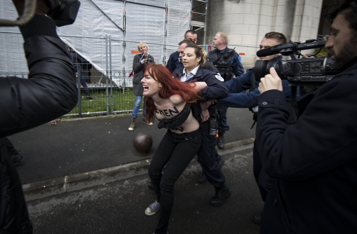 Γαλλία – Εκλογές: Νέο “ντου” των Femen στη Μαρίν Λε Πεν [pics, vids]