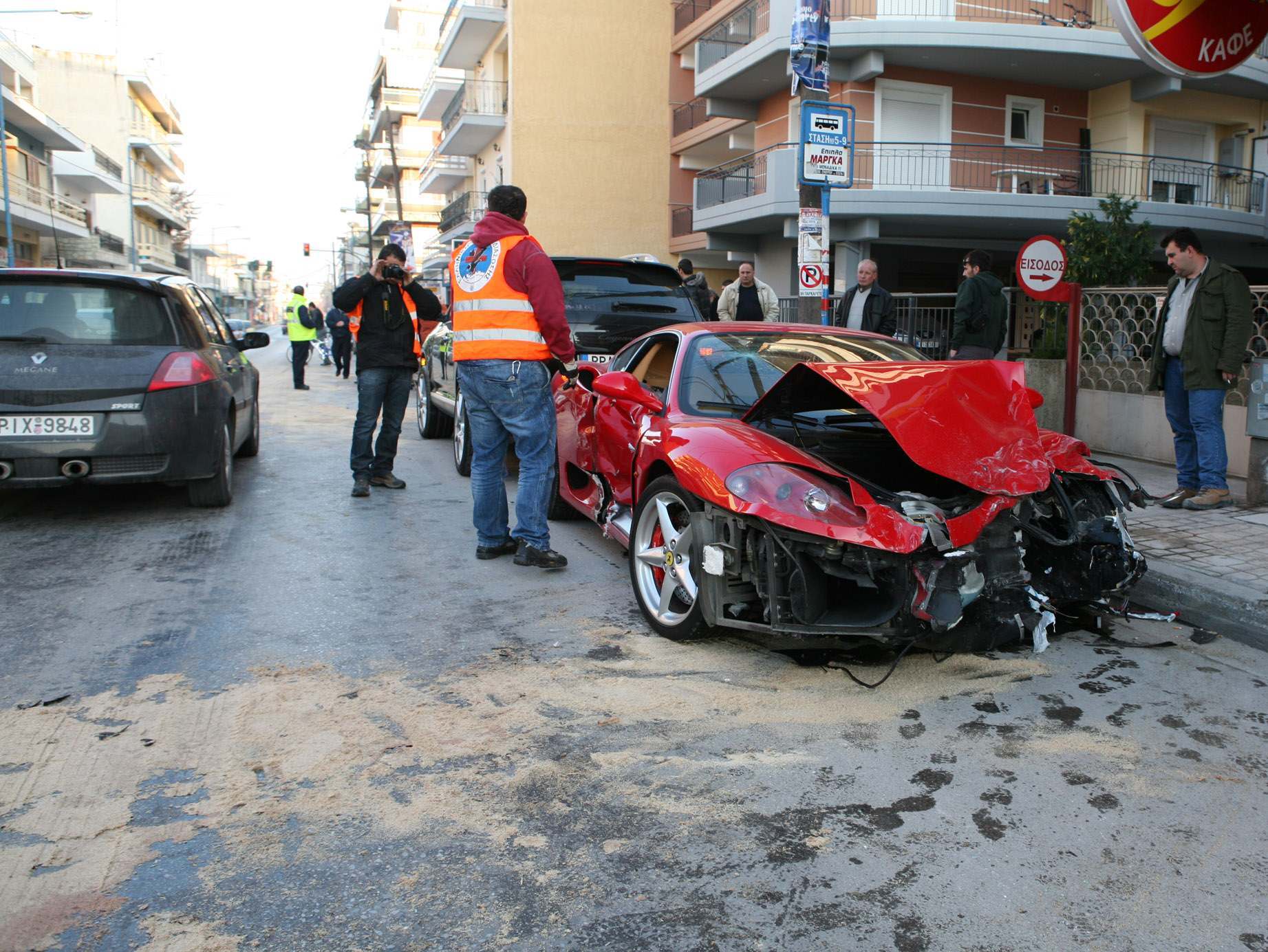 Γνωστός ποδοσφαιριστής “στούκαρε” με την Ferrari του στη Λάρισα