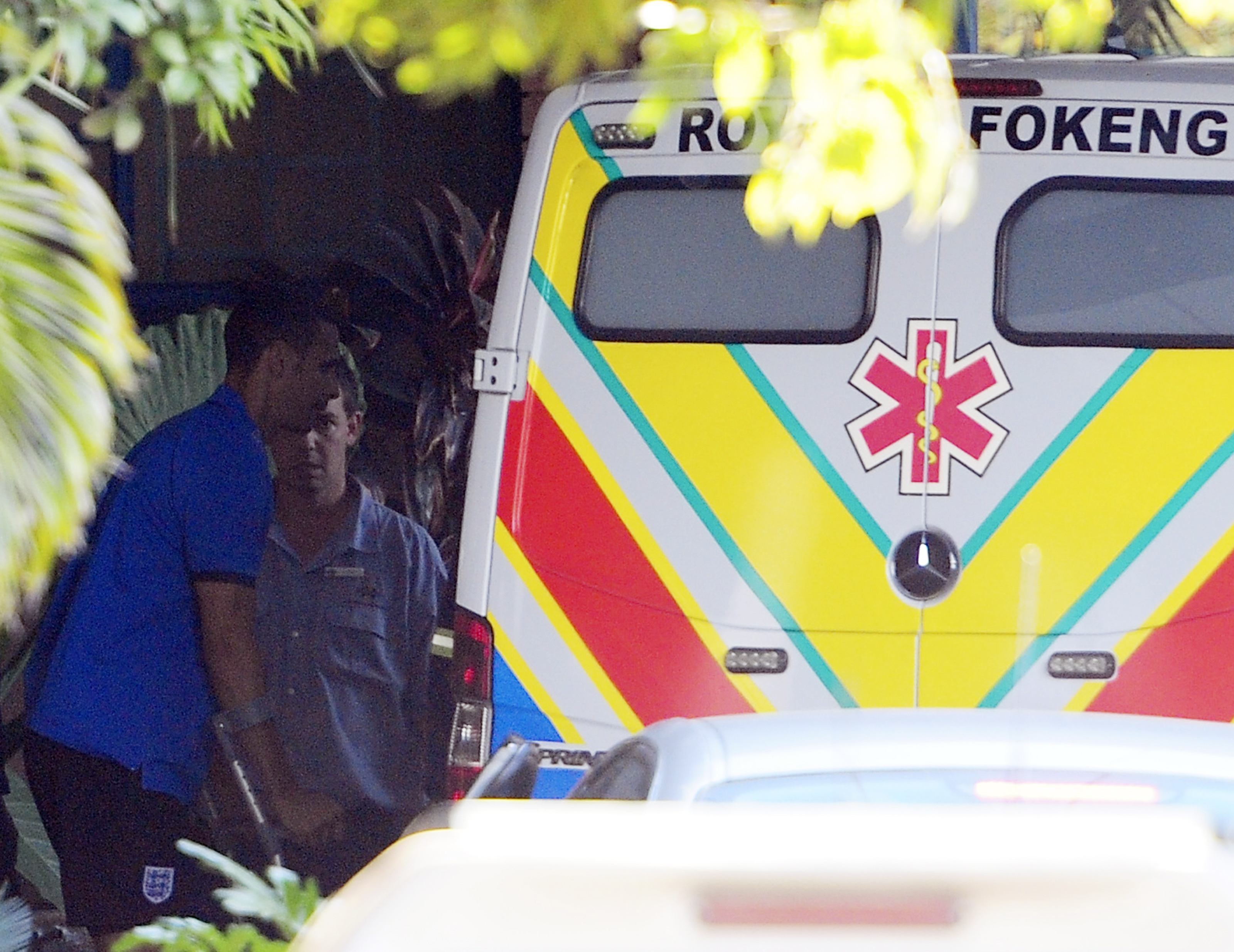 Ο Ρίο Φέρτιναντ αποχωρέι με πατερίτσες από το νοσοκομείο