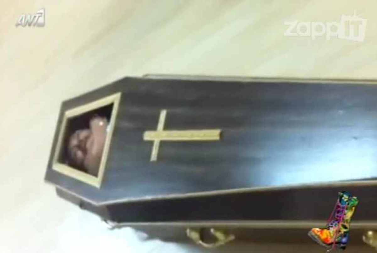 Πασίγνωστος Έλληνας ηθοποιός μπήκε σε φέρετρο για να διαμαρτυρηθεί για την οικονομική κρίση!