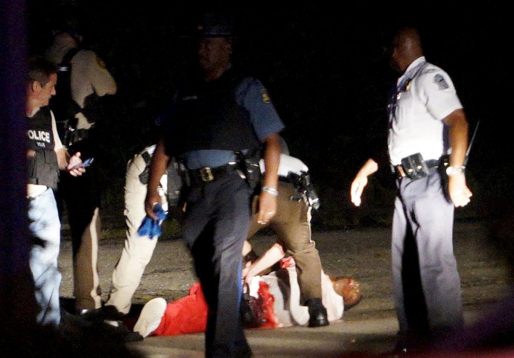 Φέργκιουσον: “Τίμησαν” τον Μάικλ Μπράουν με πυροβολισμούς και επεισόδια  (ΦΩΤΟ, VIDEO)