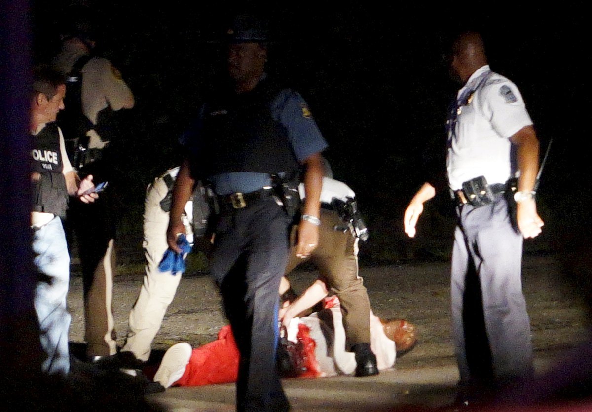 Φέργκιουσον: “Τίμησαν” τον Μάικλ Μπράουν με πυροβολισμούς και επεισόδια  (ΦΩΤΟ, VIDEO)