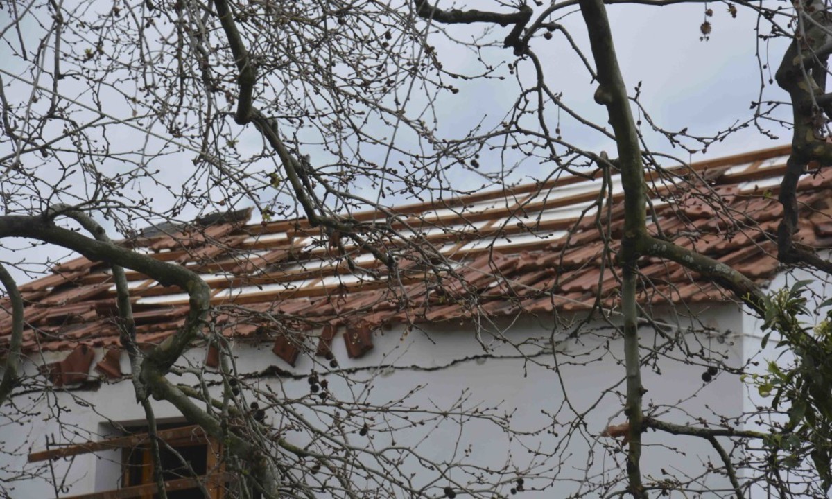 Χανιά: Ισοπεδώθηκε στέγη σπιτιού από έκρηξη φιάλης (ΦΩΤΟ)