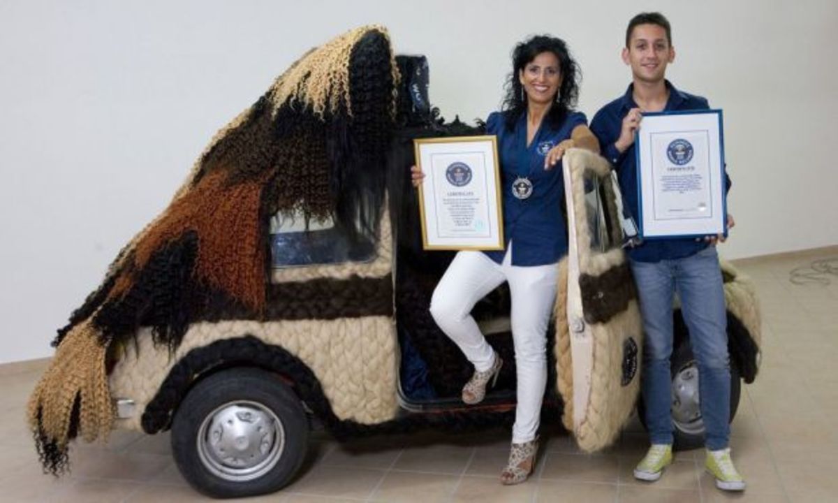 Ένα Fiat 500 καλυμμένο με ανθρώπινα μαλλιά μπαίνει στα ρεκόρ Guinness! (VIDEO)