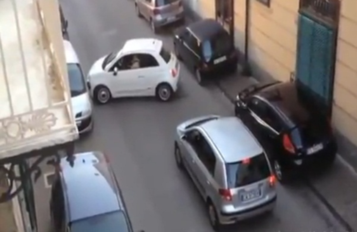 Τo φιατάκι που έκανε άνω κάτω δρόμο της Νάπολης! – Ξεκαρδιστικό βίντεο