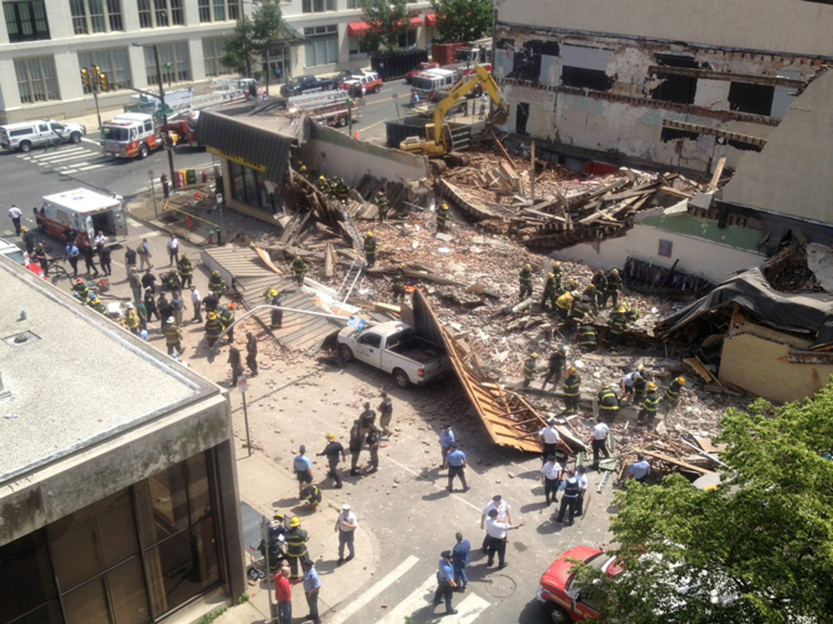 Κατάρρευσε κτίριο στη Φιλαδέλφεια – Σκάβουν με τα χέρια στα συντρίμμια – ΦΩΤΟ και ΒΙΝΤΕΟ