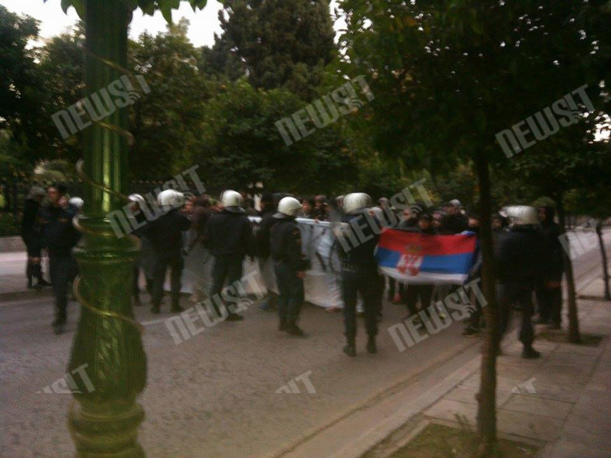 Σέρβοι οπαδοί στο Προεδρικό Μέγαρο και την τουρκική πρεσβεία! – ΦΩΤΟ