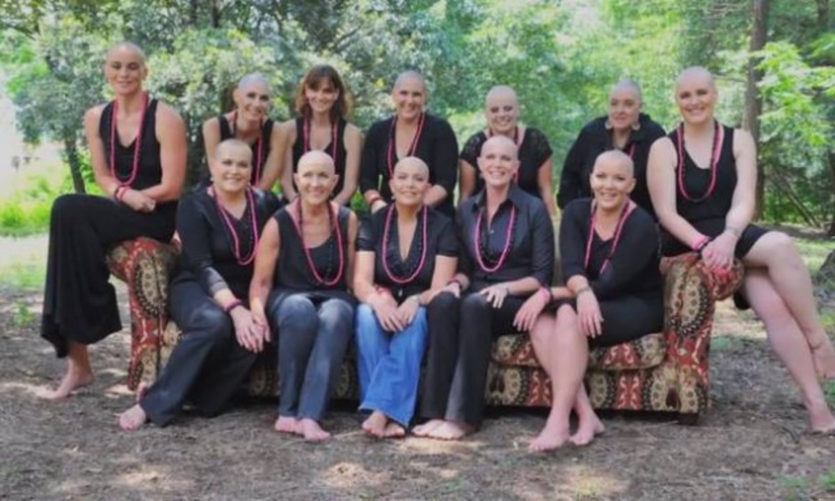 Ξύρισαν όλες το κεφάλι τους για συμπαράσταση στην καρκινοπαθή φίλη τους! (video)