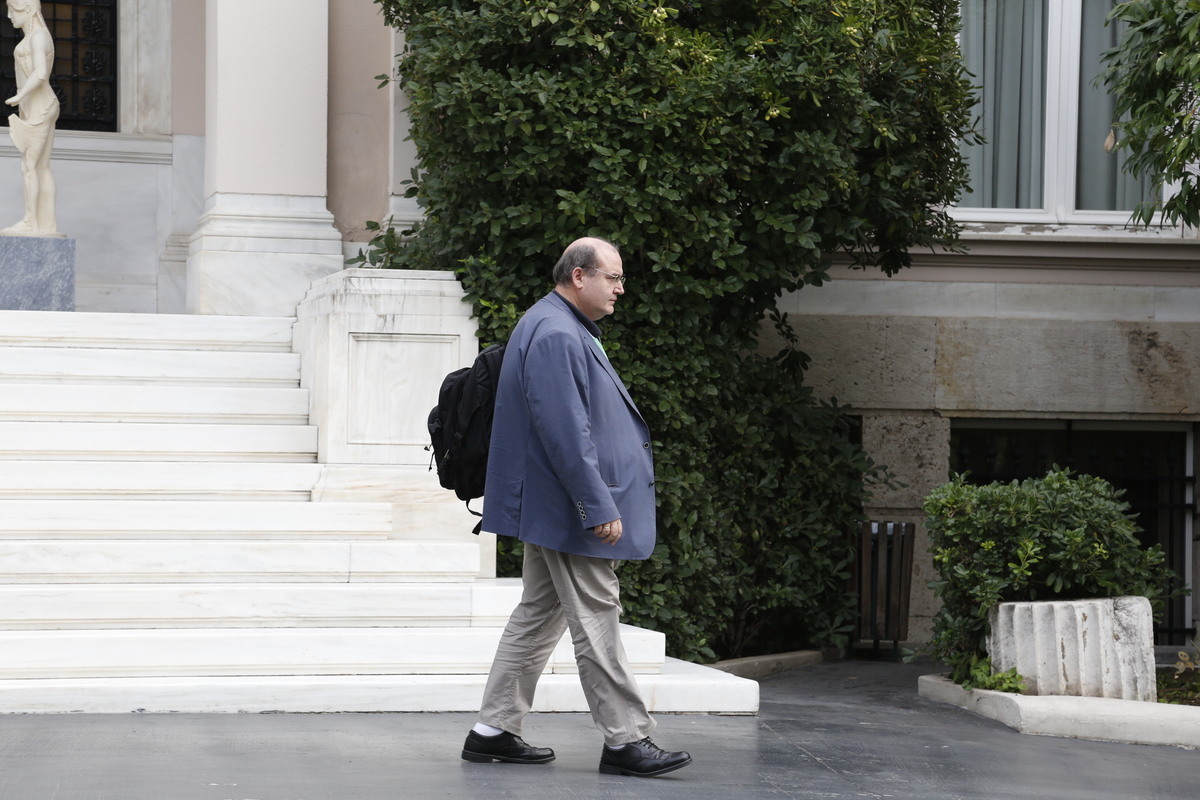 Αδειασμα Φίλη από το Μαξίμου για τους “Παραιτηθείτε” – Όλες οι αντιδράσεις