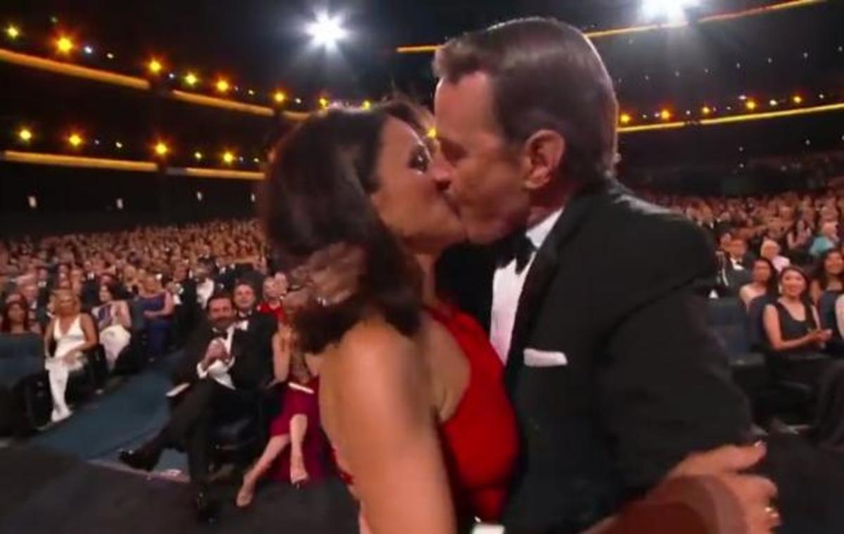 Bryan Cranston: Άρπαξε και φίλησε με πάθος την πρωταγωνίστρια του Veep στα Emmy! (βίντεο)