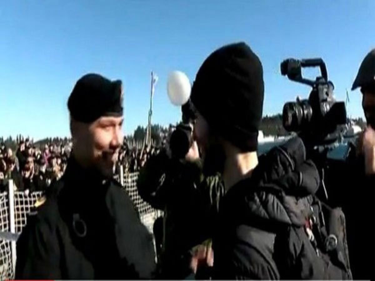 Το πρώτο φιλί ομοφυλόφιλων στο Πολεμικό Ναυτικο! ΒΙΝΤΕΟ