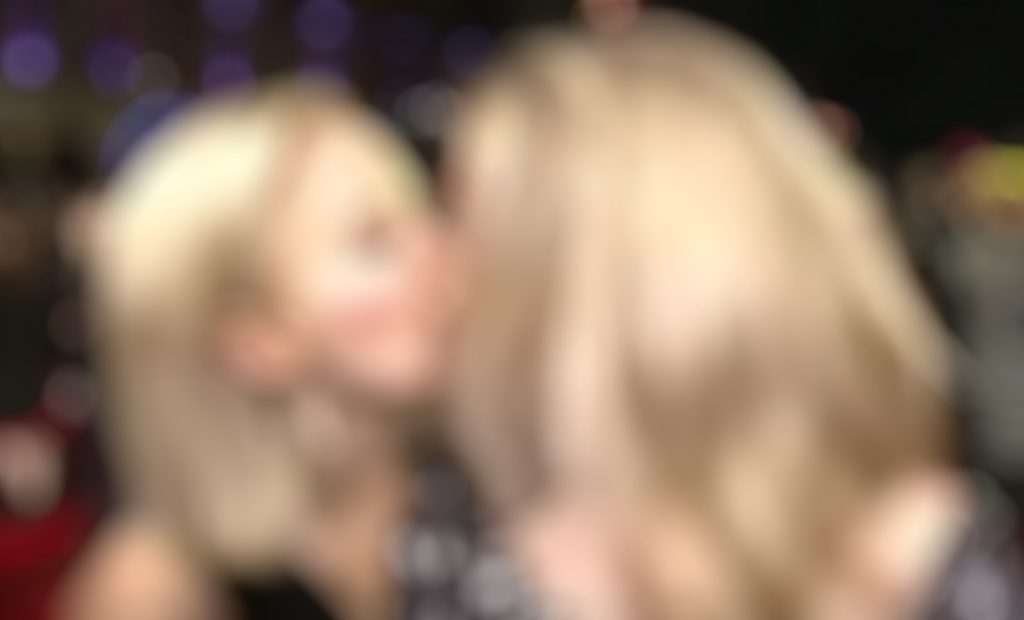 Γνωστές συμπρωταγωνίστριες αντάλλαξαν on camera φιλί στο στόμα!